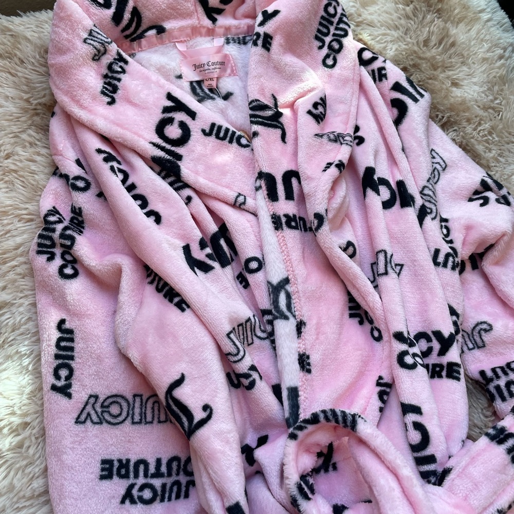 NWT Juicy Couture Sz L/XL Robe, Pink w/ Black Logos, Super Soft and Fluffy